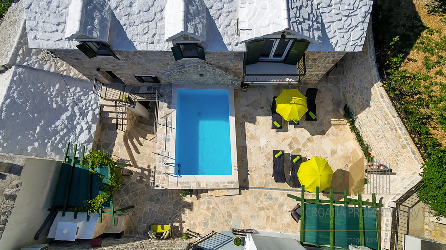 A wonderful property with two stone houses with a swimming pool on the Makarska Riviera!