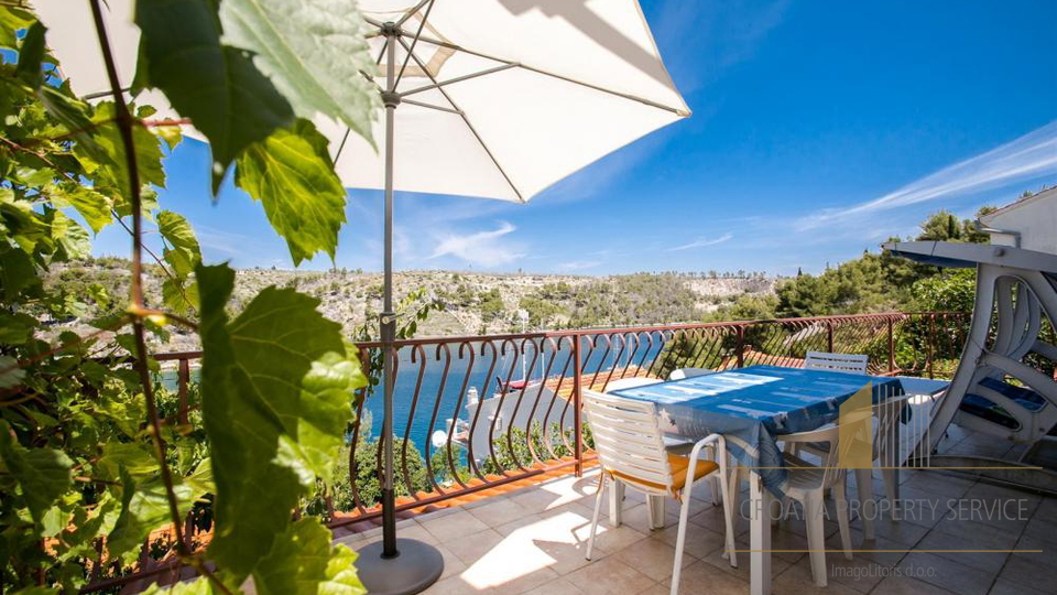 Attraktives Apartmenthaus in zweiter Reihe zum Meer in Bobovišće auf der Insel Brač!