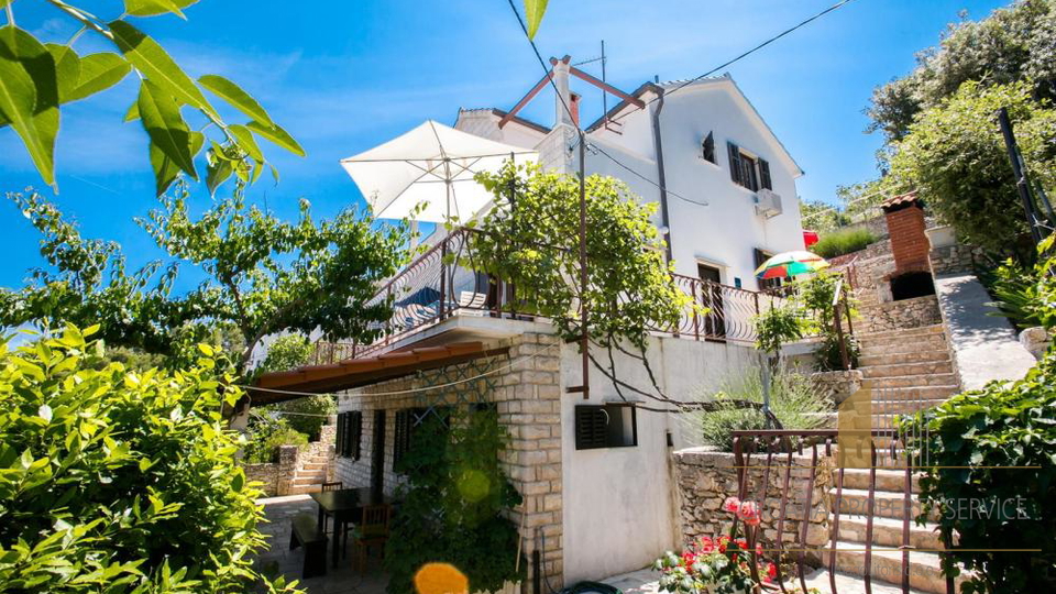 Attraktives Apartmenthaus in zweiter Reihe zum Meer in Bobovišće auf der Insel Brač!