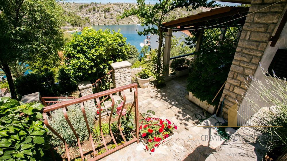 Attraktives Apartmenthaus in zweiter Reihe zum Meer in Bobovišće auf der Insel Brač!
