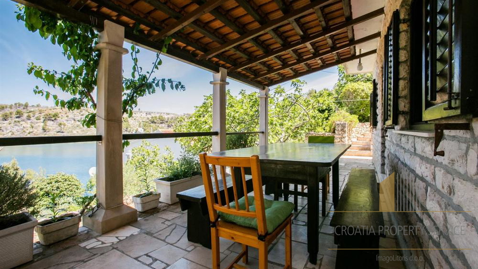 Attraktives Apartmenthaus in zweiter Reihe zum Meer in Bobovišće auf der Insel Brač!