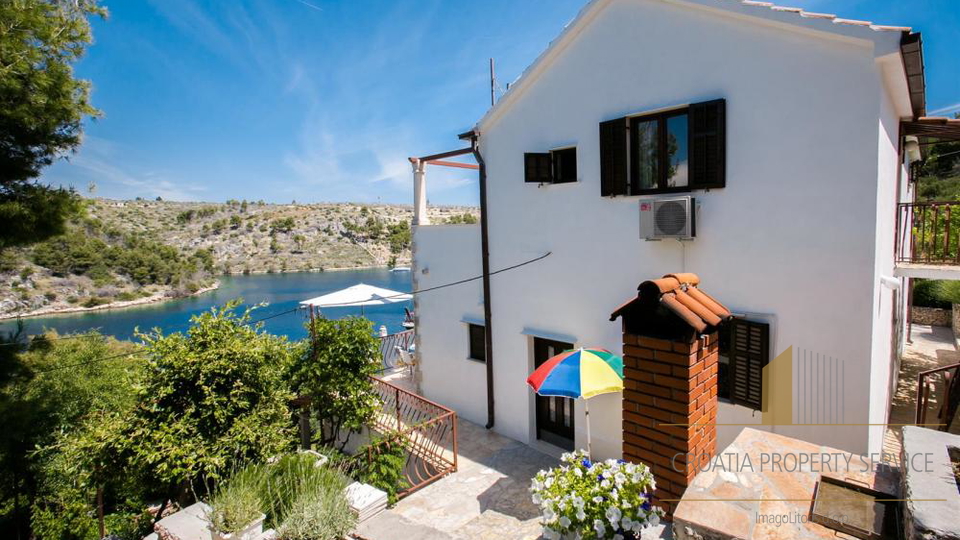 Attraktives Apartmenthaus in zweiter Reihe zum Meer in Bobovišće auf der Insel Brač!