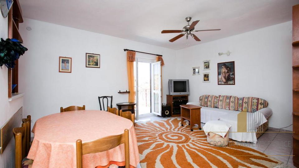 Attraktives Apartmenthaus in zweiter Reihe zum Meer in Bobovišće auf der Insel Brač!