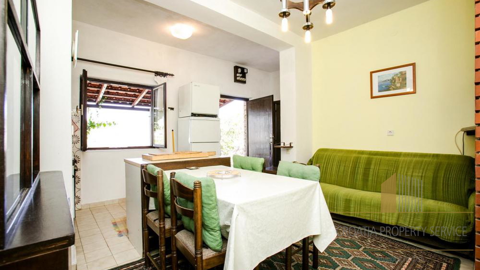 Attraktives Apartmenthaus in zweiter Reihe zum Meer in Bobovišće auf der Insel Brač!