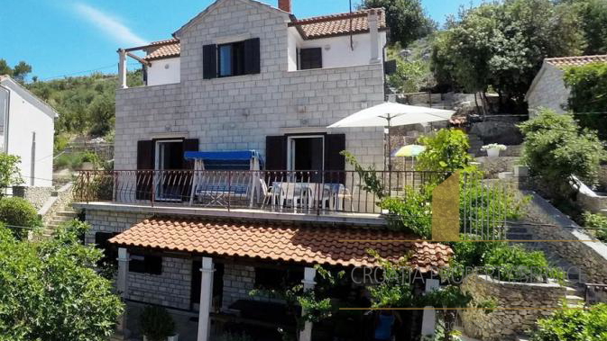 Attraktives Apartmenthaus in zweiter Reihe zum Meer in Bobovišće auf der Insel Brač!