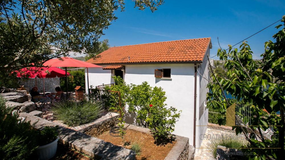 Attraktives Apartmenthaus in zweiter Reihe zum Meer in Bobovišće auf der Insel Brač!