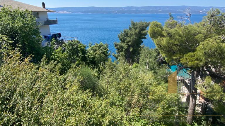 Tolles Grundstück direkt am Meer an der Riviera von Omis am Strand