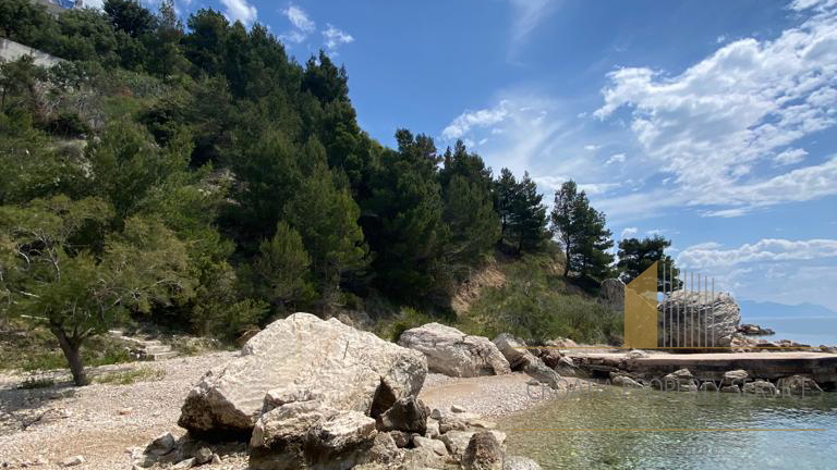 Tolles Grundstück direkt am Meer an der Riviera von Omis am Strand