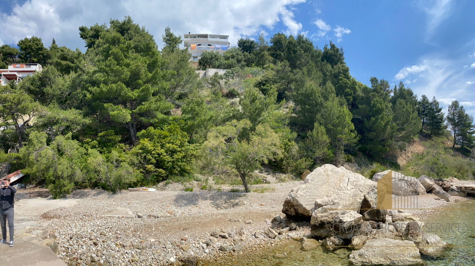 Tolles Grundstück direkt am Meer an der Riviera von Omis am Strand