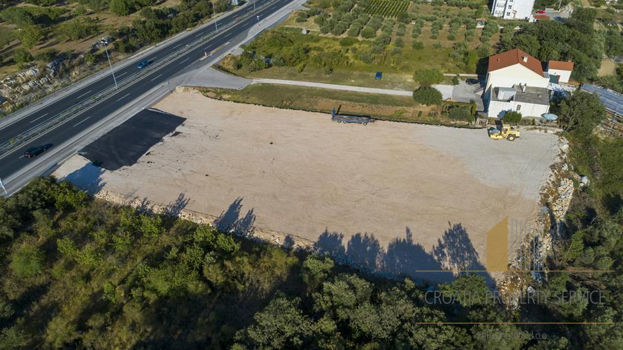 GRAĐEVINSKO ZEMLJIŠTE NA ODLIČNOJ LOKACIJI U KAŠTELIMA