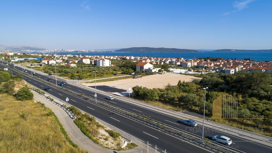 GRAĐEVINSKO ZEMLJIŠTE NA ODLIČNOJ LOKACIJI U KAŠTELIMA