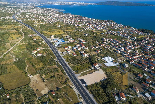 GRAĐEVINSKO ZEMLJIŠTE NA ODLIČNOJ LOKACIJI U KAŠTELIMA