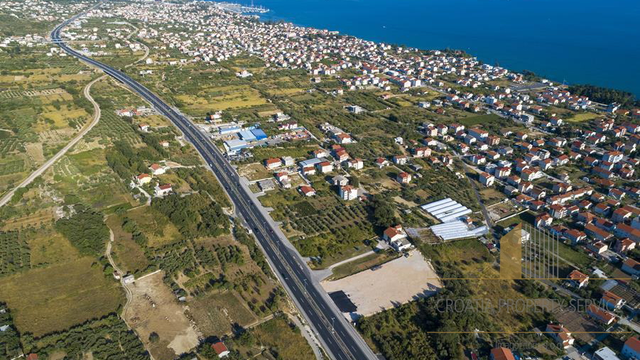 GRAĐEVINSKO ZEMLJIŠTE NA ODLIČNOJ LOKACIJI U KAŠTELIMA