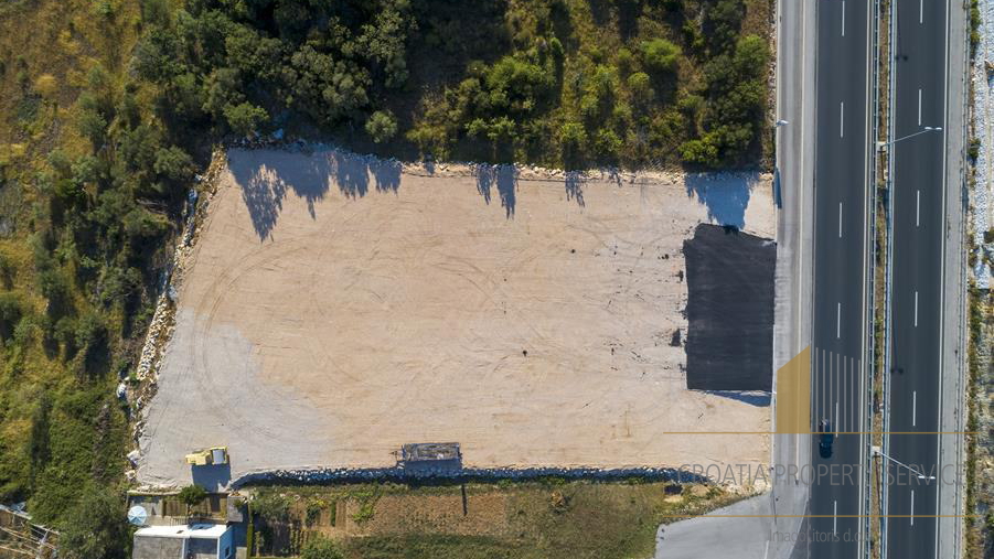 GRAĐEVINSKO ZEMLJIŠTE NA ODLIČNOJ LOKACIJI U KAŠTELIMA