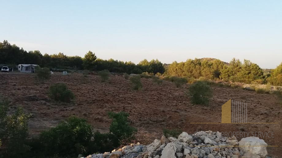 Erschwingliches landwirtschaftliches Land mit der Möglichkeit der Bebauung - Vodice!