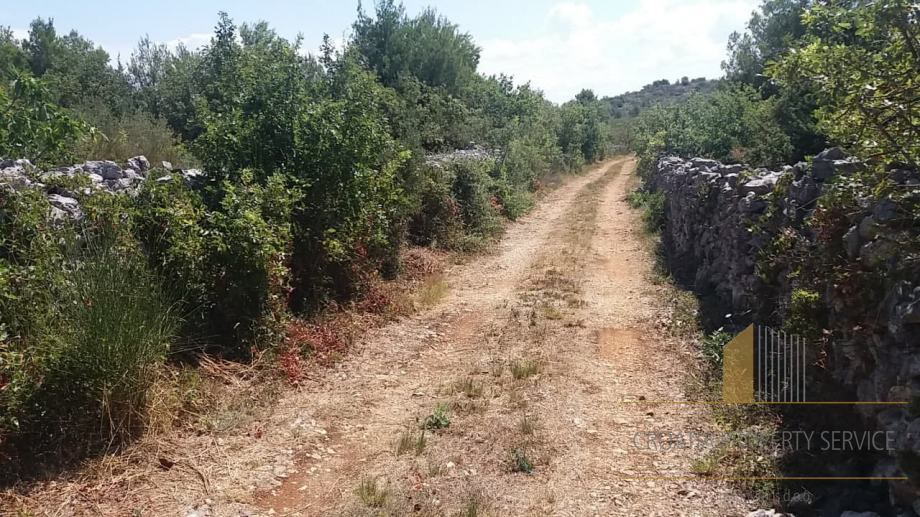 Erschwingliches landwirtschaftliches Land mit der Möglichkeit der Bebauung - Vodice!