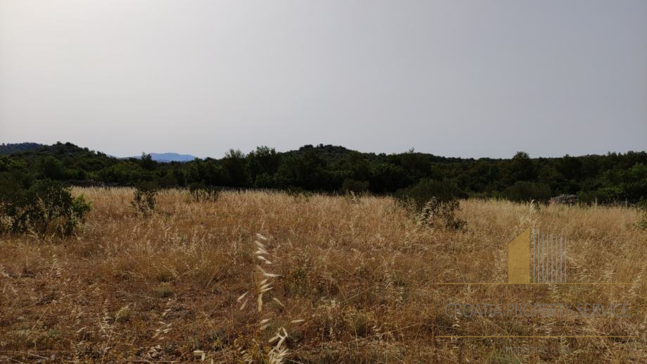 Erschwingliches landwirtschaftliches Land mit der Möglichkeit der Bebauung - Vodice!