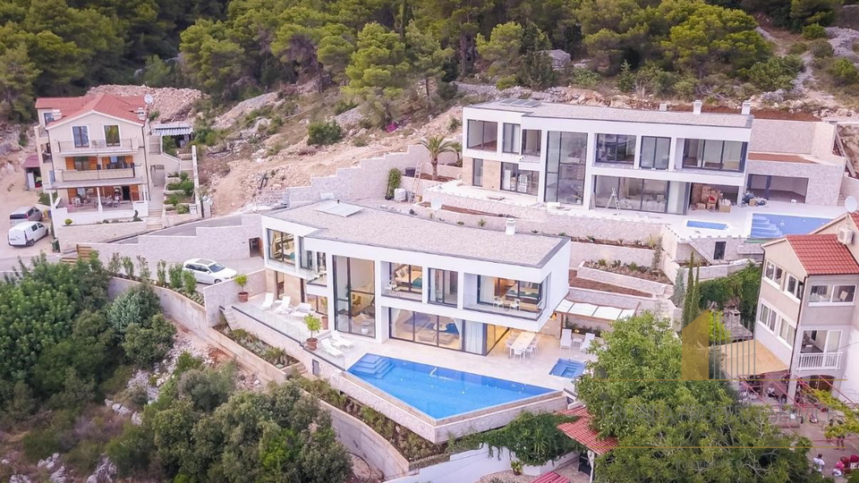 Elegant villa in a prestigious location in the center of Hvar!