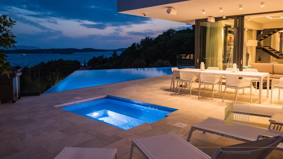 Elegant villa in a prestigious location in the center of Hvar!