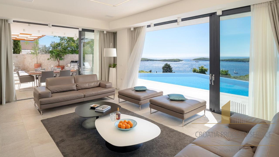 Elegant villa in a prestigious location in the center of Hvar!