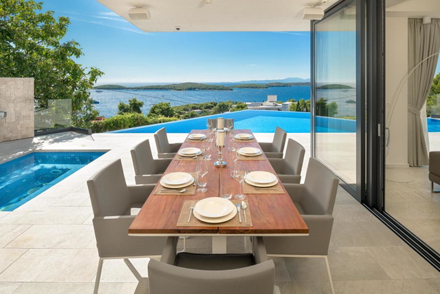 Elegant villa in a prestigious location in the center of Hvar!