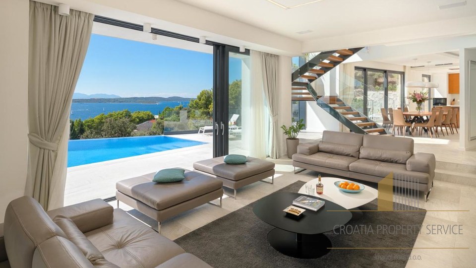 Elegant villa in a prestigious location in the center of Hvar!