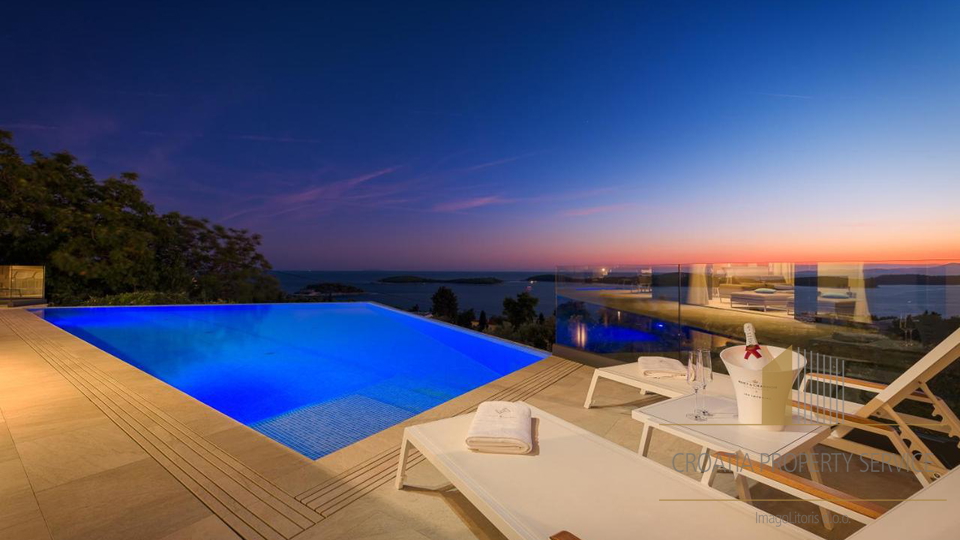 Elegant villa in a prestigious location in the center of Hvar!