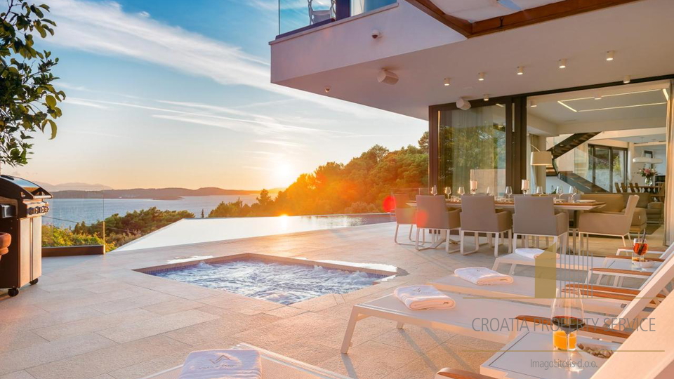 Elegant villa in a prestigious location in the center of Hvar!