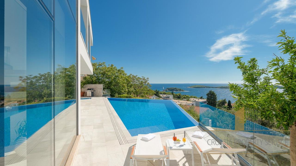 Elegant villa in a prestigious location in the center of Hvar!