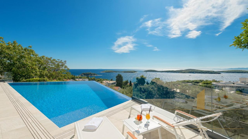 Elegant villa in a prestigious location in the center of Hvar!