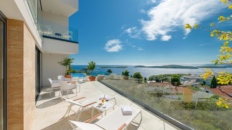 Elegant villa in a prestigious location in the center of Hvar!