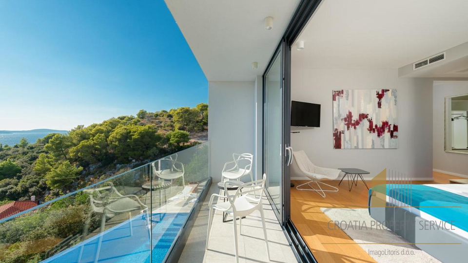 Elegant villa in a prestigious location in the center of Hvar!