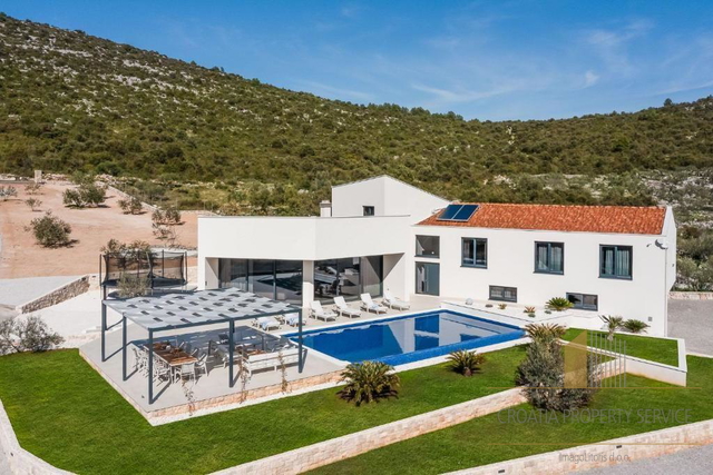 Luksuzna vila s bazenom u blizini Trogira – 1 km od mora, na zemljištu od 7.000 m²!