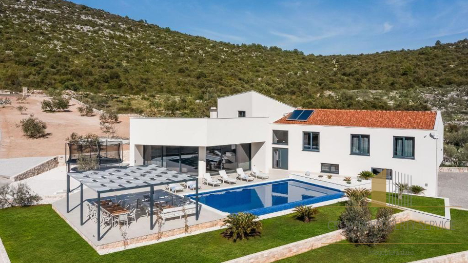 Luxusvilla mit Pool in der Nähe von Trogir – 1 km vom Meer entfernt, auf einem Grundstück von 7.000 m²!