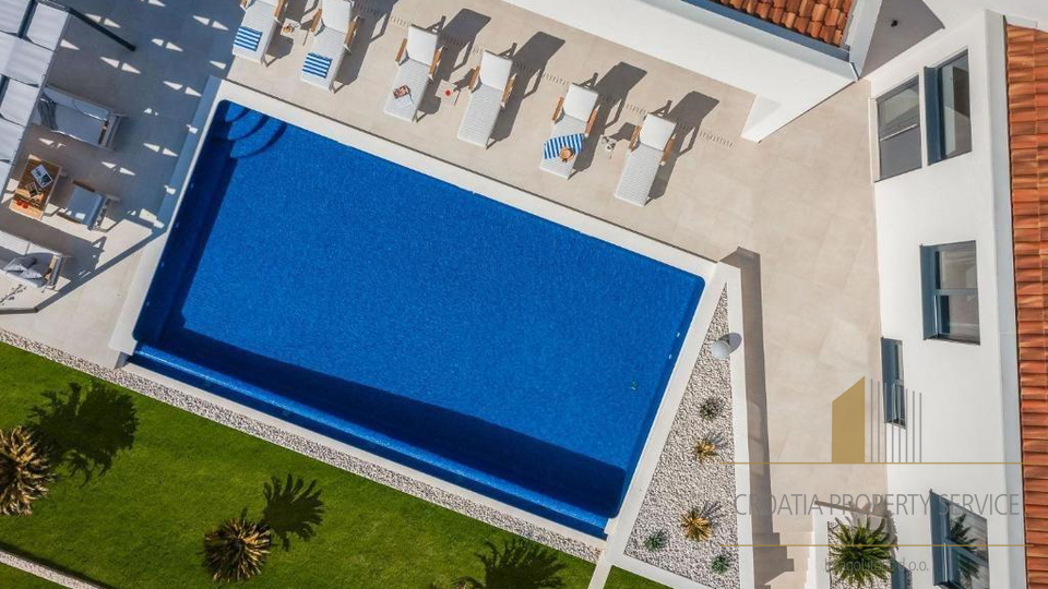 Luxusvilla mit Pool in der Nähe von Trogir – 1 km vom Meer entfernt, auf einem Grundstück von 7.000 m²!