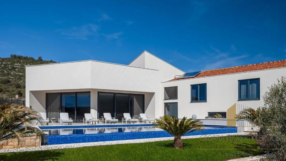 Luxusvilla mit Pool in der Nähe von Trogir – 1 km vom Meer entfernt, auf einem Grundstück von 7.000 m²!