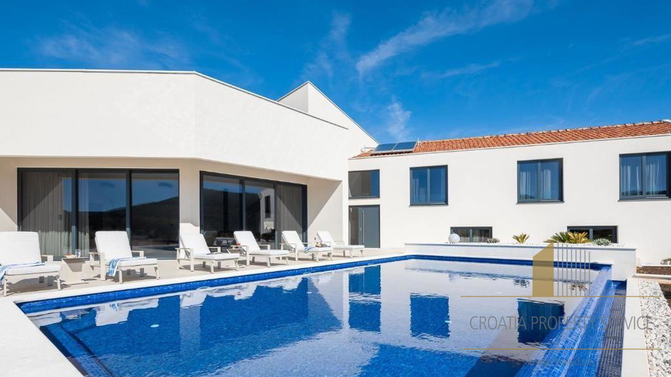 Luxusvilla mit Pool in der Nähe von Trogir – 1 km vom Meer entfernt, auf einem Grundstück von 7.000 m²!