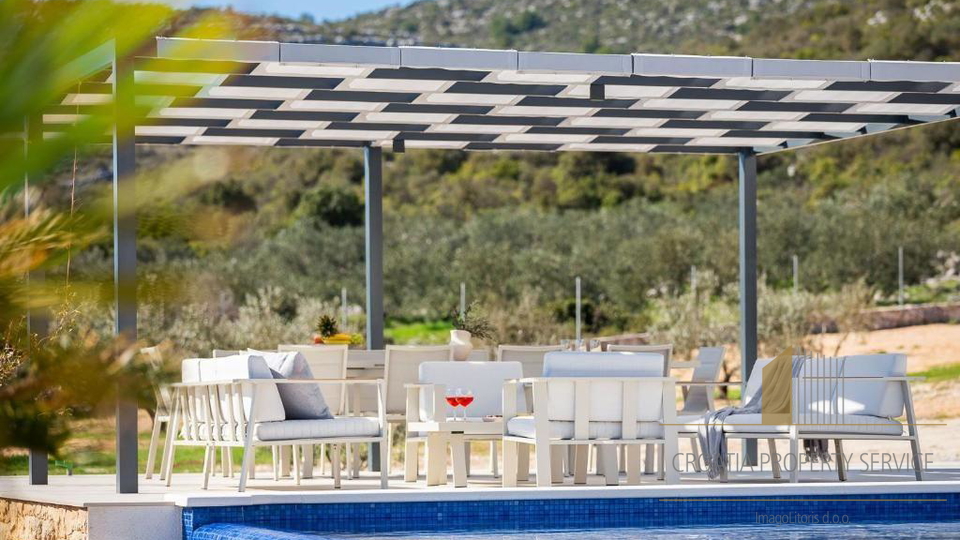 Luxusvilla mit Pool in der Nähe von Trogir – 1 km vom Meer entfernt, auf einem Grundstück von 7.000 m²!