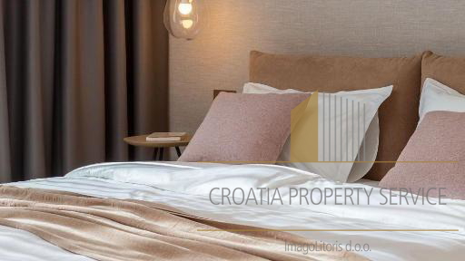 Luxusvilla mit Pool in der Nähe von Trogir – 1 km vom Meer entfernt, auf einem Grundstück von 7.000 m²!