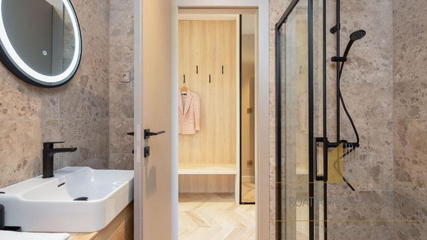 Luxusvilla mit Pool in der Nähe von Trogir – 1 km vom Meer entfernt, auf einem Grundstück von 7.000 m²!