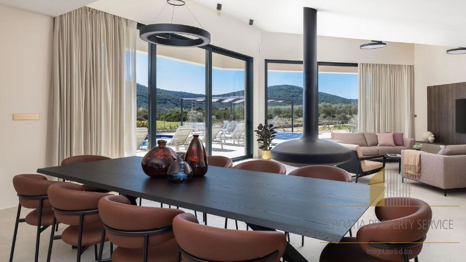 Luxusvilla mit Pool in der Nähe von Trogir – 1 km vom Meer entfernt, auf einem Grundstück von 7.000 m²!