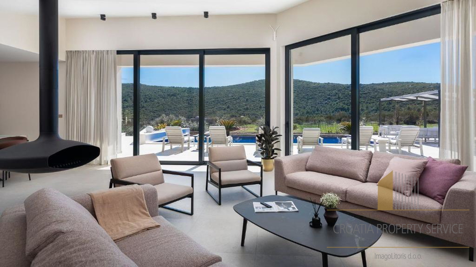 Luxusvilla mit Pool in der Nähe von Trogir – 1 km vom Meer entfernt, auf einem Grundstück von 7.000 m²!
