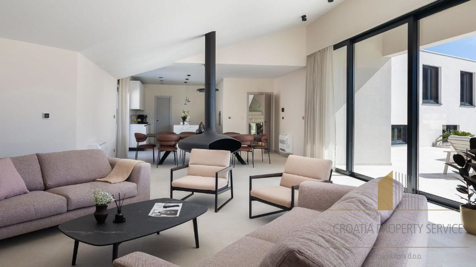 Luxusvilla mit Pool in der Nähe von Trogir – 1 km vom Meer entfernt, auf einem Grundstück von 7.000 m²!