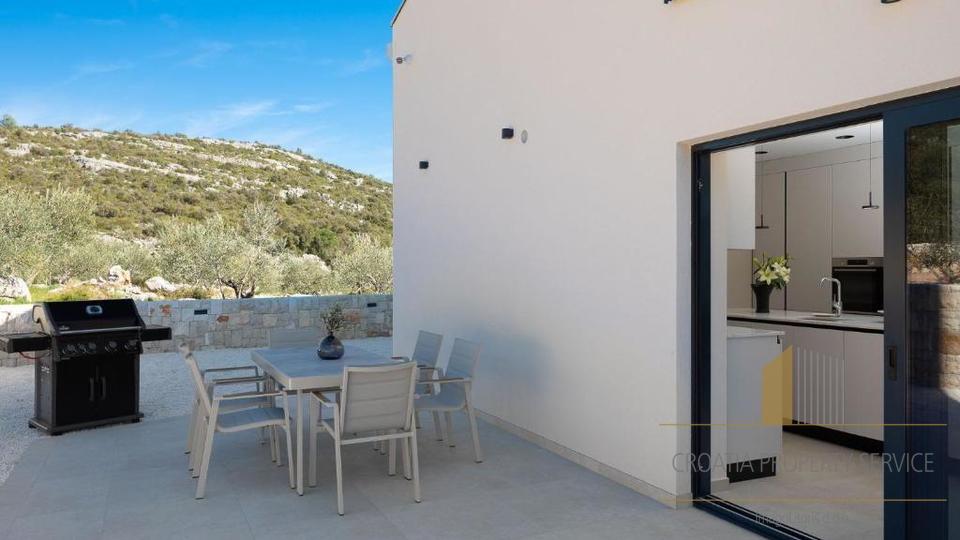 Luxusvilla mit Pool in der Nähe von Trogir – 1 km vom Meer entfernt, auf einem Grundstück von 7.000 m²!