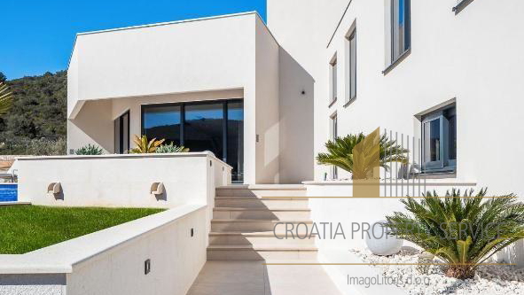 Luxusvilla mit Pool in der Nähe von Trogir – 1 km vom Meer entfernt, auf einem Grundstück von 7.000 m²!