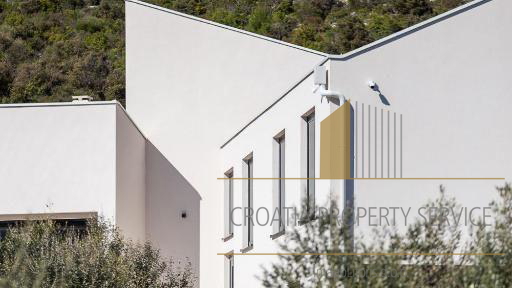 Luxusvilla mit Pool in der Nähe von Trogir – 1 km vom Meer entfernt, auf einem Grundstück von 7.000 m²!
