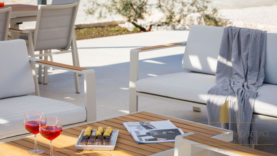 Luxusvilla mit Pool in der Nähe von Trogir – 1 km vom Meer entfernt, auf einem Grundstück von 7.000 m²!