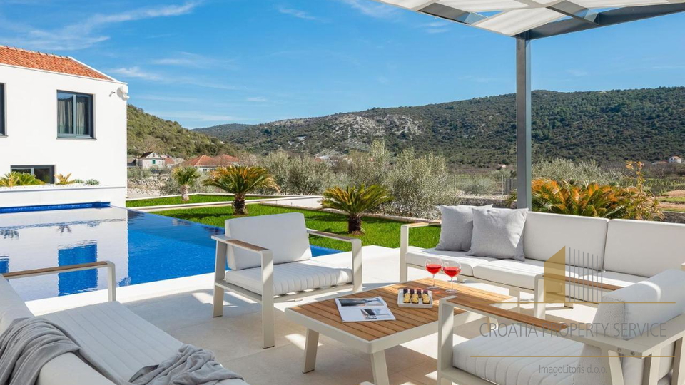 Luxusvilla mit Pool in der Nähe von Trogir – 1 km vom Meer entfernt, auf einem Grundstück von 7.000 m²!