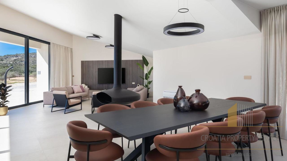 Luxusvilla mit Pool in der Nähe von Trogir – 1 km vom Meer entfernt, auf einem Grundstück von 7.000 m²!