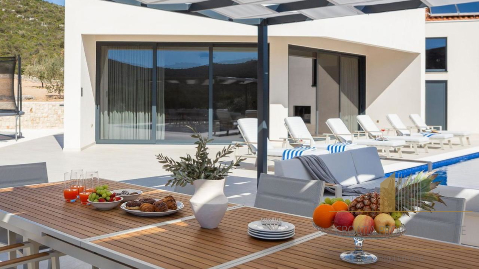 Luxusvilla mit Pool in der Nähe von Trogir – 1 km vom Meer entfernt, auf einem Grundstück von 7.000 m²!
